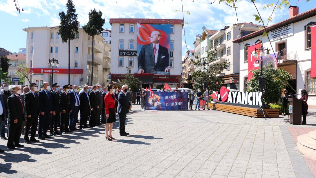 19 Mayıs Atatürk'ü Anma Gençlik ve Spor Bayramı Çelenk Sunma Töreni Demokrasi ve Cumhuriyet Meydanı'nda Gerçekleştirildi