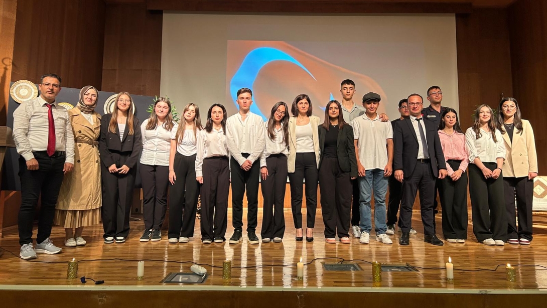 Atatürk Anadolu Lisesi Öğrencilerinden Şiir Dinletisi